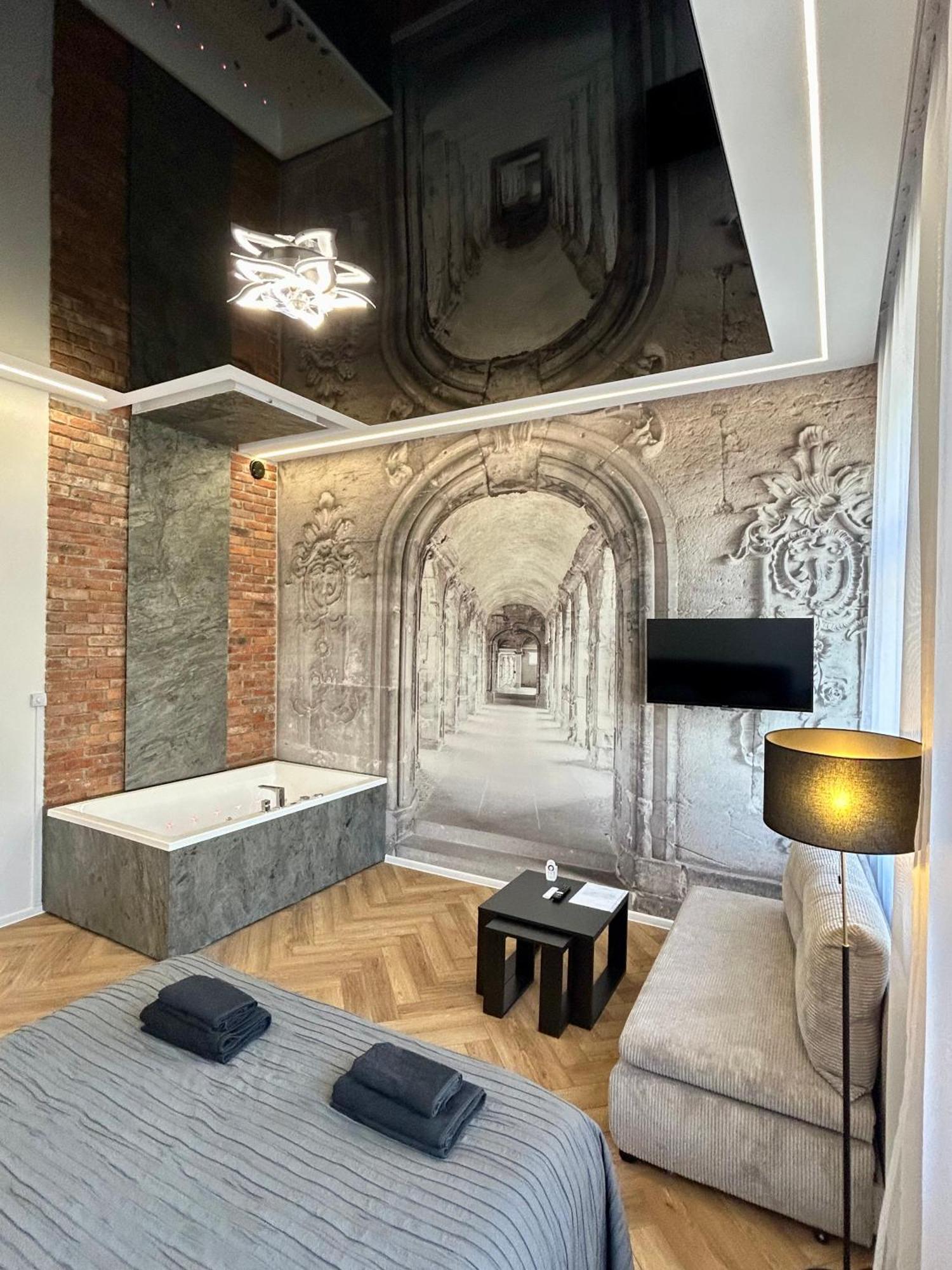 Sky Mirror Jacuzzi Apartment Krakau