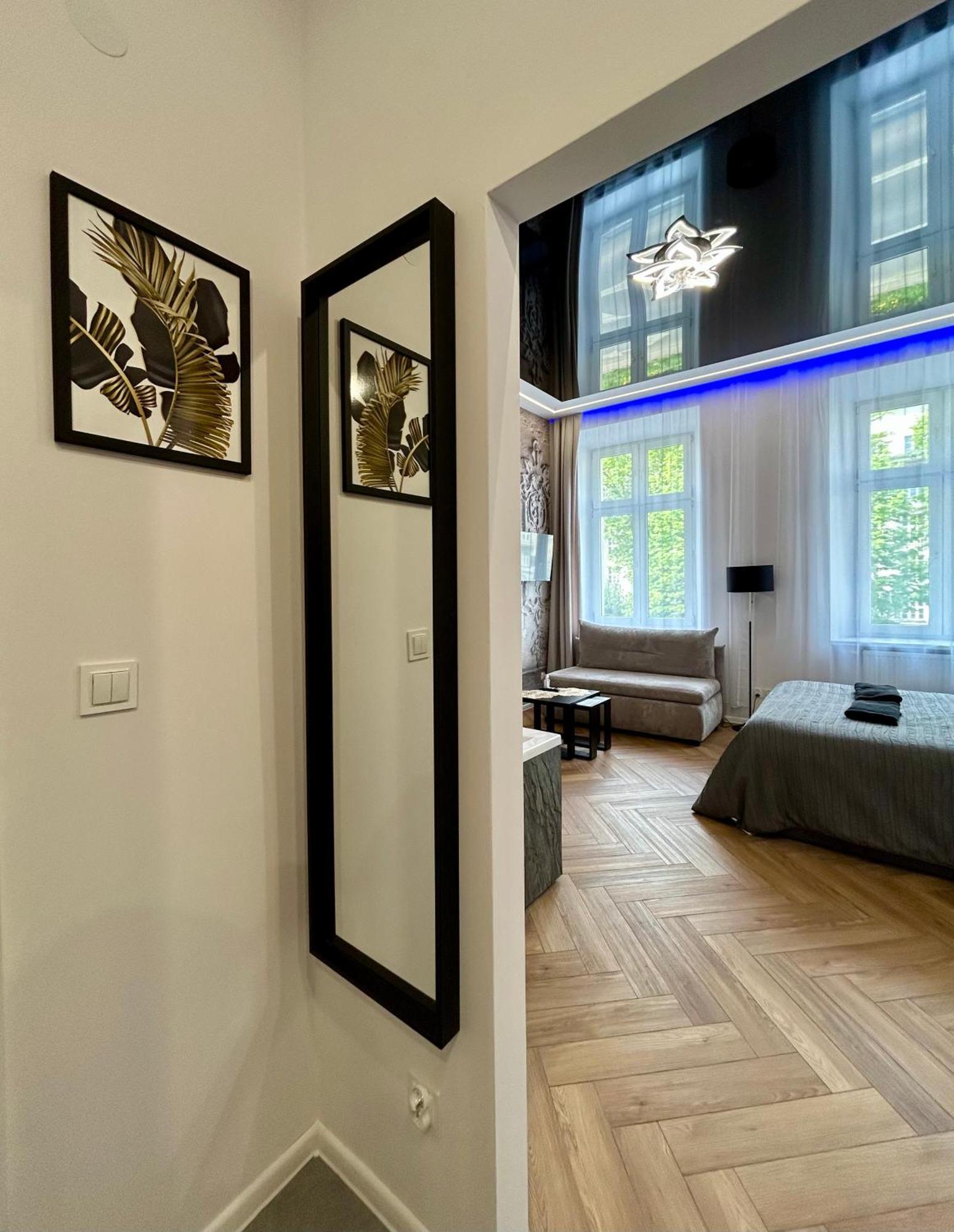 Sky Mirror Jacuzzi Apartment